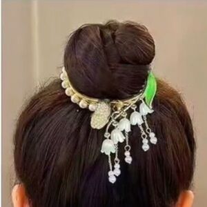 Elegant Faux Pearl and Tulip Ponytail Clip